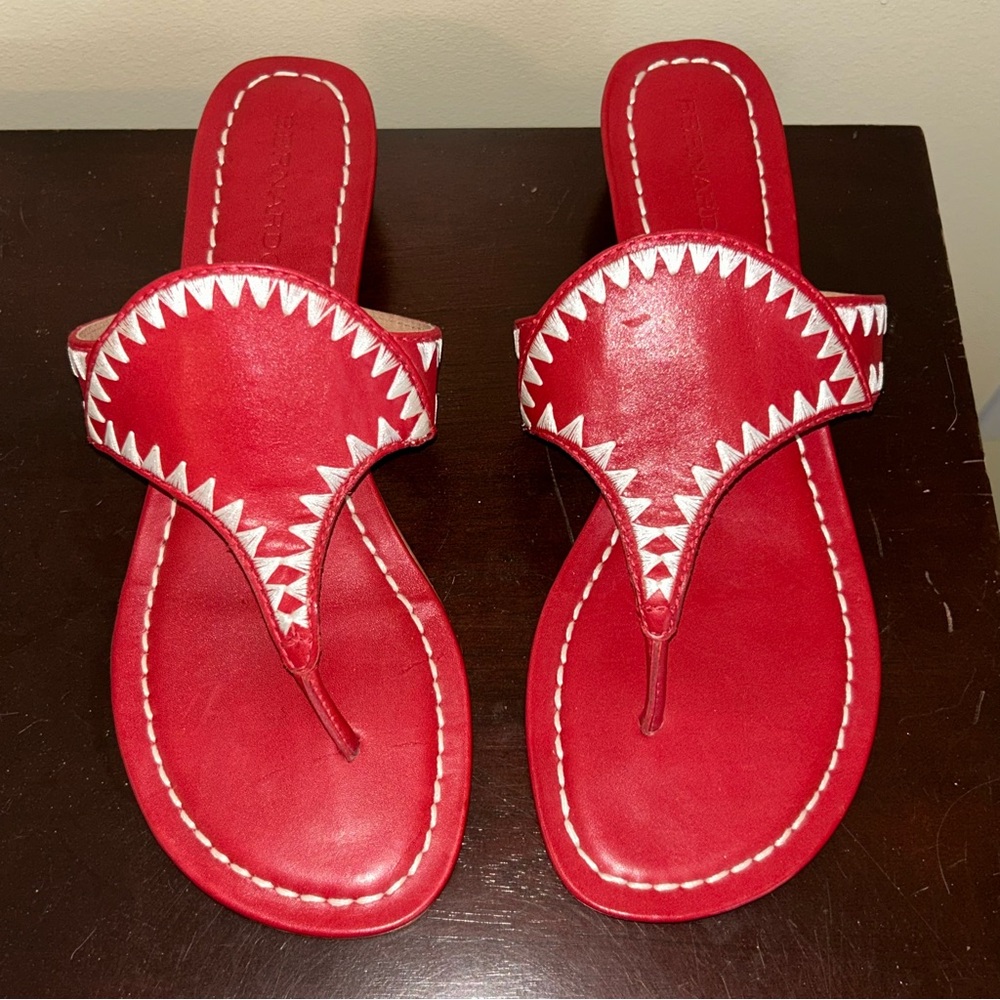 Bernardo Gabi Slip On Slide Thong Embroidered Shark Teeth Sandal Shoes - Picture 6 of 16